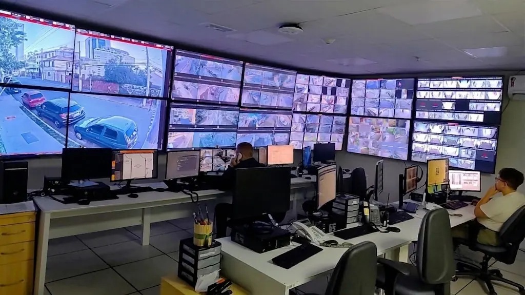 Central de monitoramento modernizada com videowall integrado e operação ativa